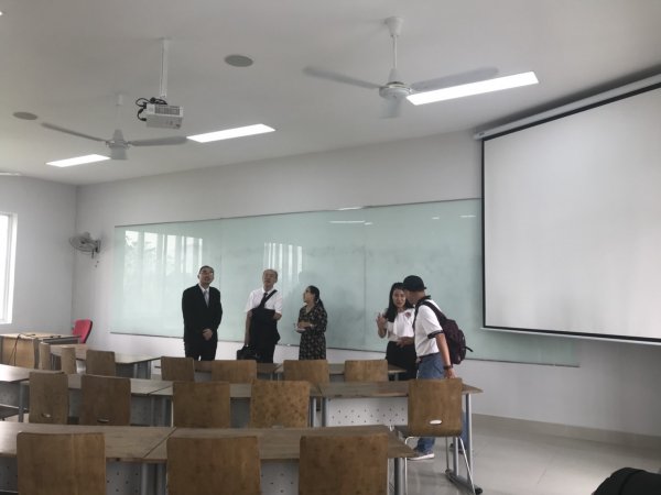 副院長Prof. Nhung帶領參觀法律學院-新教室